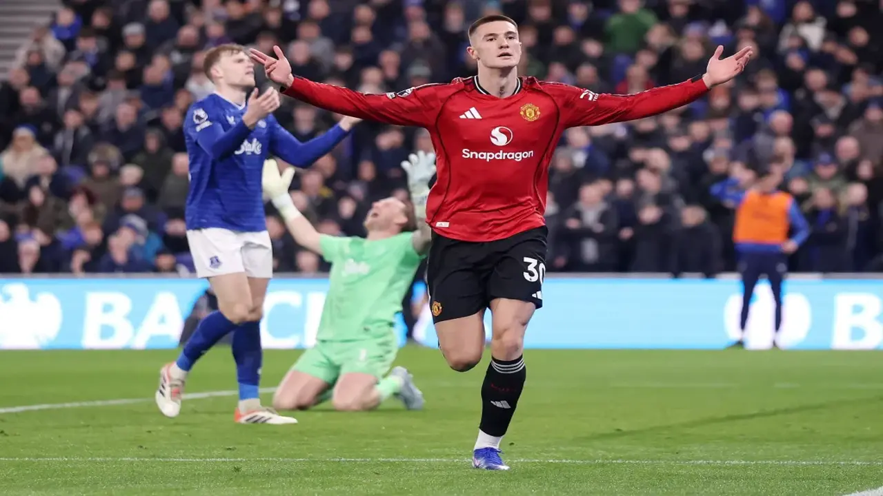 مانشستر يونايتد يحتفي بفوزه على تشيلسي بالماظو شيك ومسلسل اللعبة (فيديو)